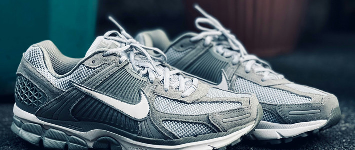 Kembalinya Gaya Futuristi, Pesona Sepatu Silver Grey di Street Style Global