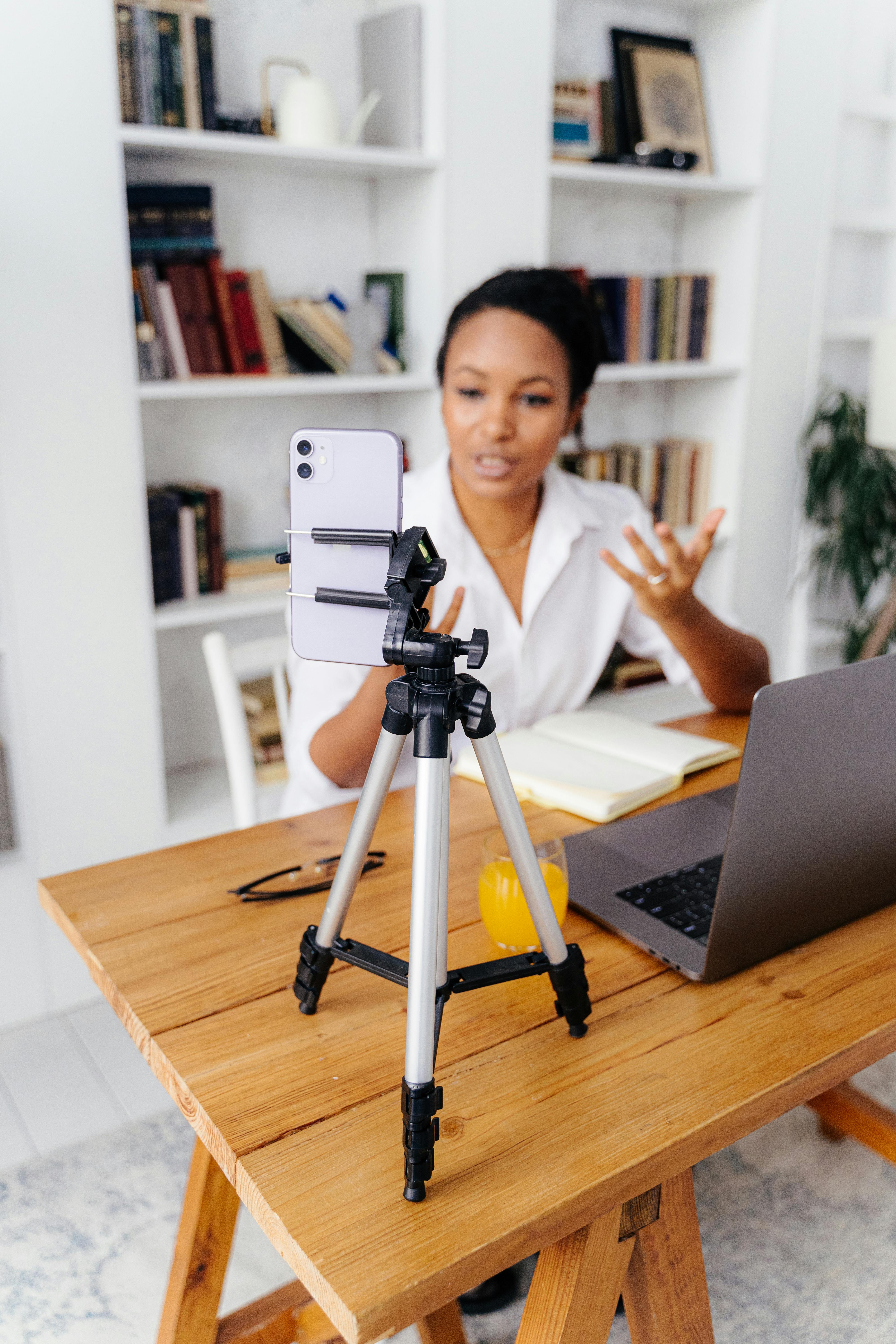 Dulu Dilarang, Kini Diburu! Intip Evolusi dari  Selfie Stick!