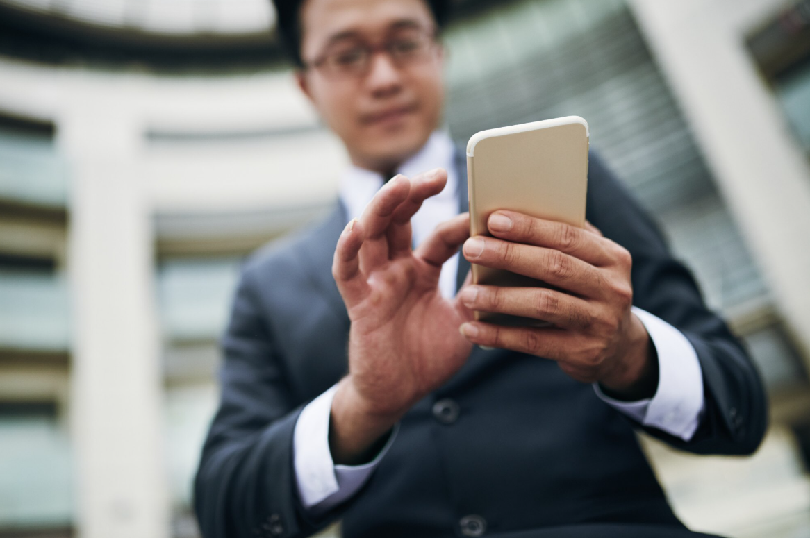 Sering Dilihat Orang Saat Main HP? Lindungi Privasi dengan Tempered Glass Anti Spy!