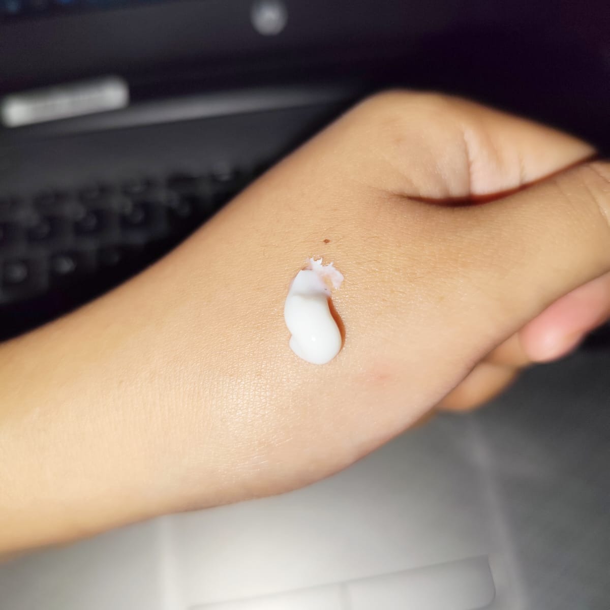 Review Azarine Hydrasoothe Sunscreen Gel SPF 45 PA++++: Tekstur, Kandungan, dan Hasil