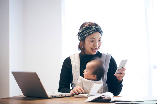 Bayi Susah Ditinggal? Coba 5 Aktivitas Produktif Sambil Menggendong yang Tetap Nyaman
