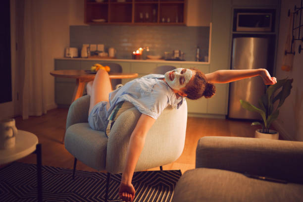 7 Kebiasaan Malam yang Bikin Kulit Glowing Saat Bangun Tidur