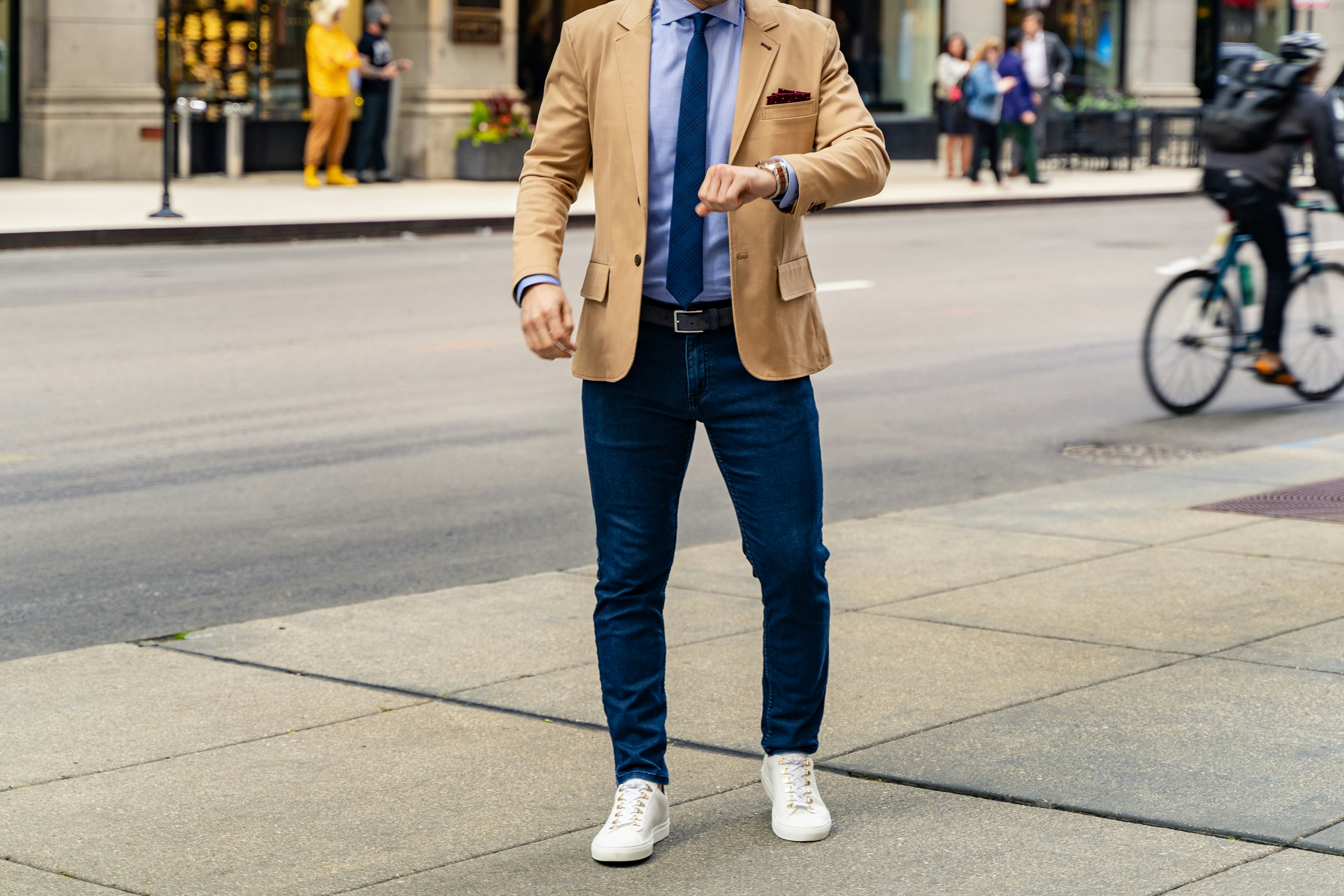 Gak Harus Pakai Kemeja! 7 Trik Tampil Keren dengan Blazer Pria di Berbagai Acara