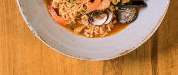 Kenapa Otak Selalu Minta Mi Instan Pedas Setiap Hujan Turun?