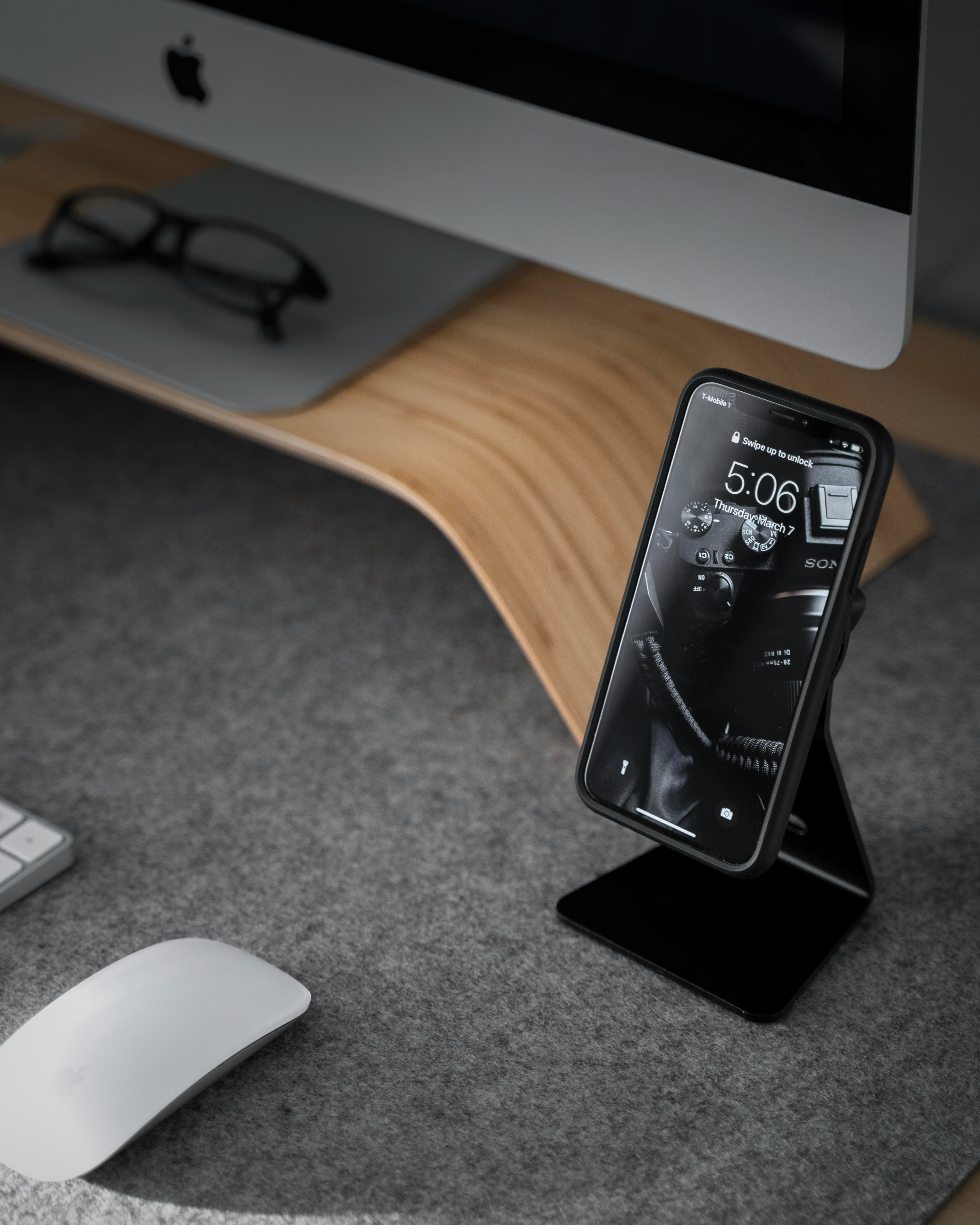 Isi Daya Sambil Kerja! Magnetic Charger Stand Ubah HP Jadi Layar Multitasking WFH