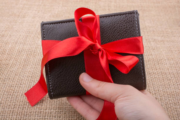 Filosofi Kado Dompet, Ngaruh ke Hubungan dan Rezeki?