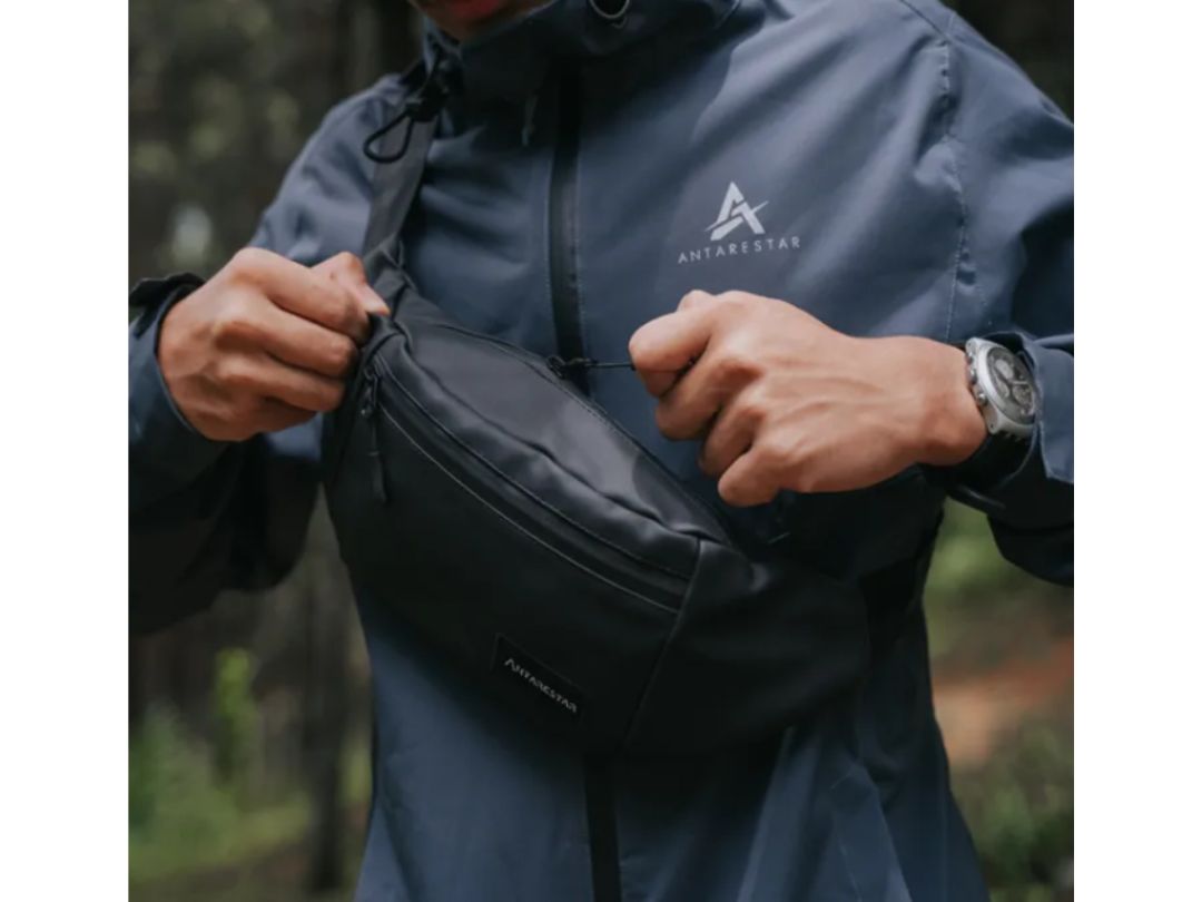 5 Rekomendasi Tas Selempang Pria yang Praktis dan Compact