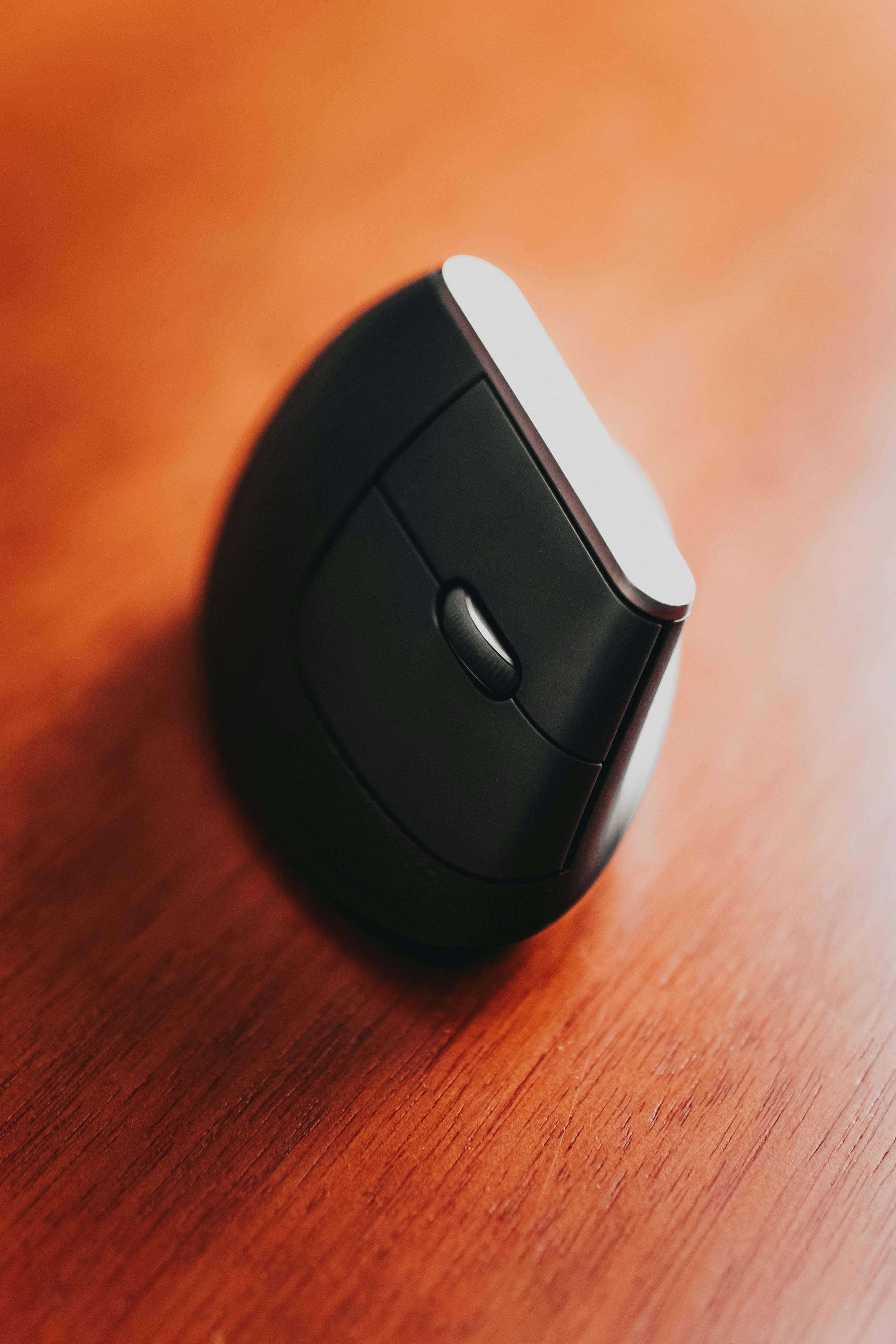 Tangan Sering Pegal Waktu Kerja? Coba Deh Mouse Vertikal, Nyaman Banget!