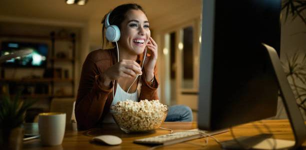 Headphone vs Earphone, Mana yang Lebih Enak untuk Maraton Film