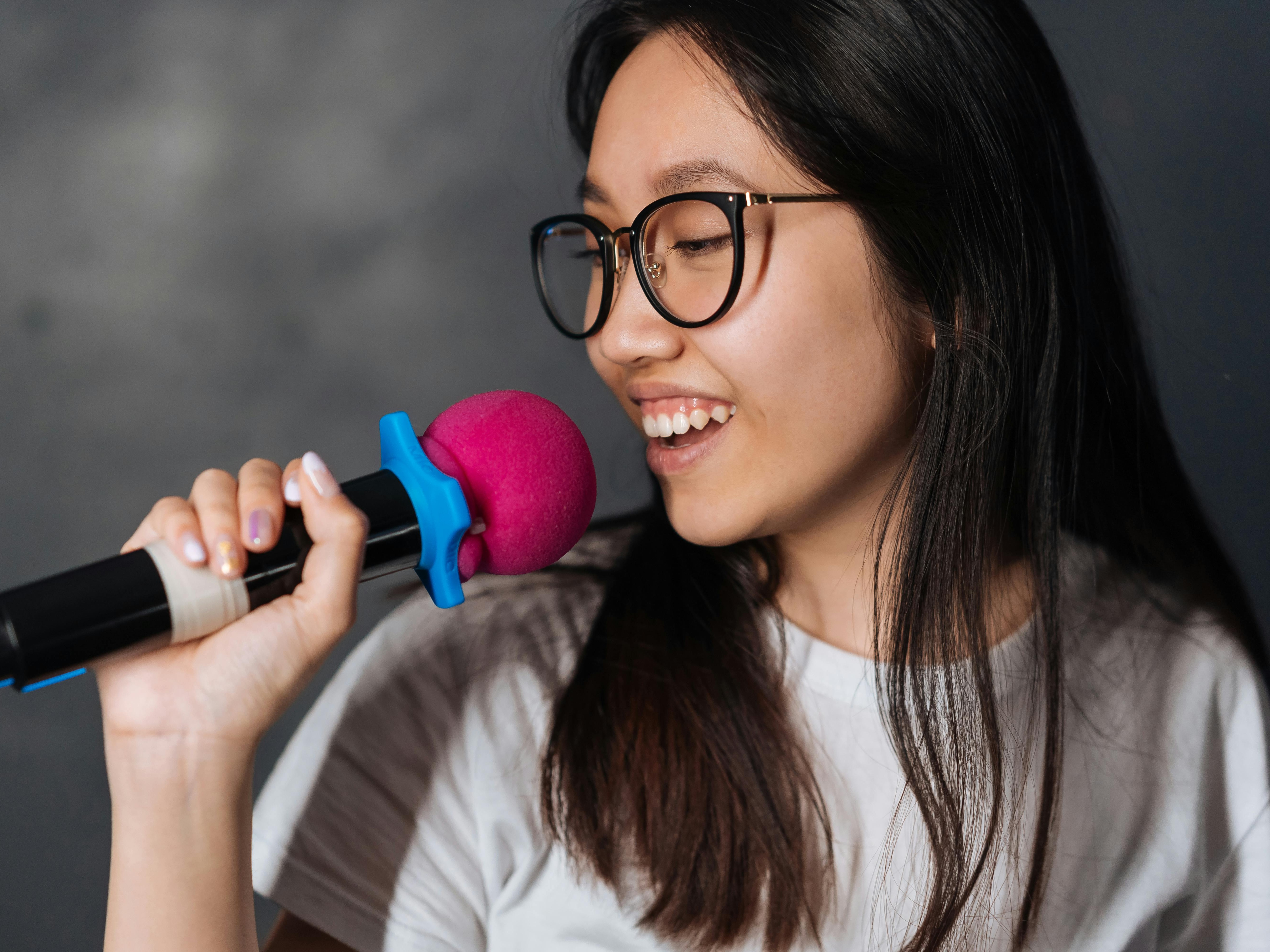 Biar Suara Kamu Makin Mantap, Saatnya Pakai Mic Wireless untuk Karaoke!