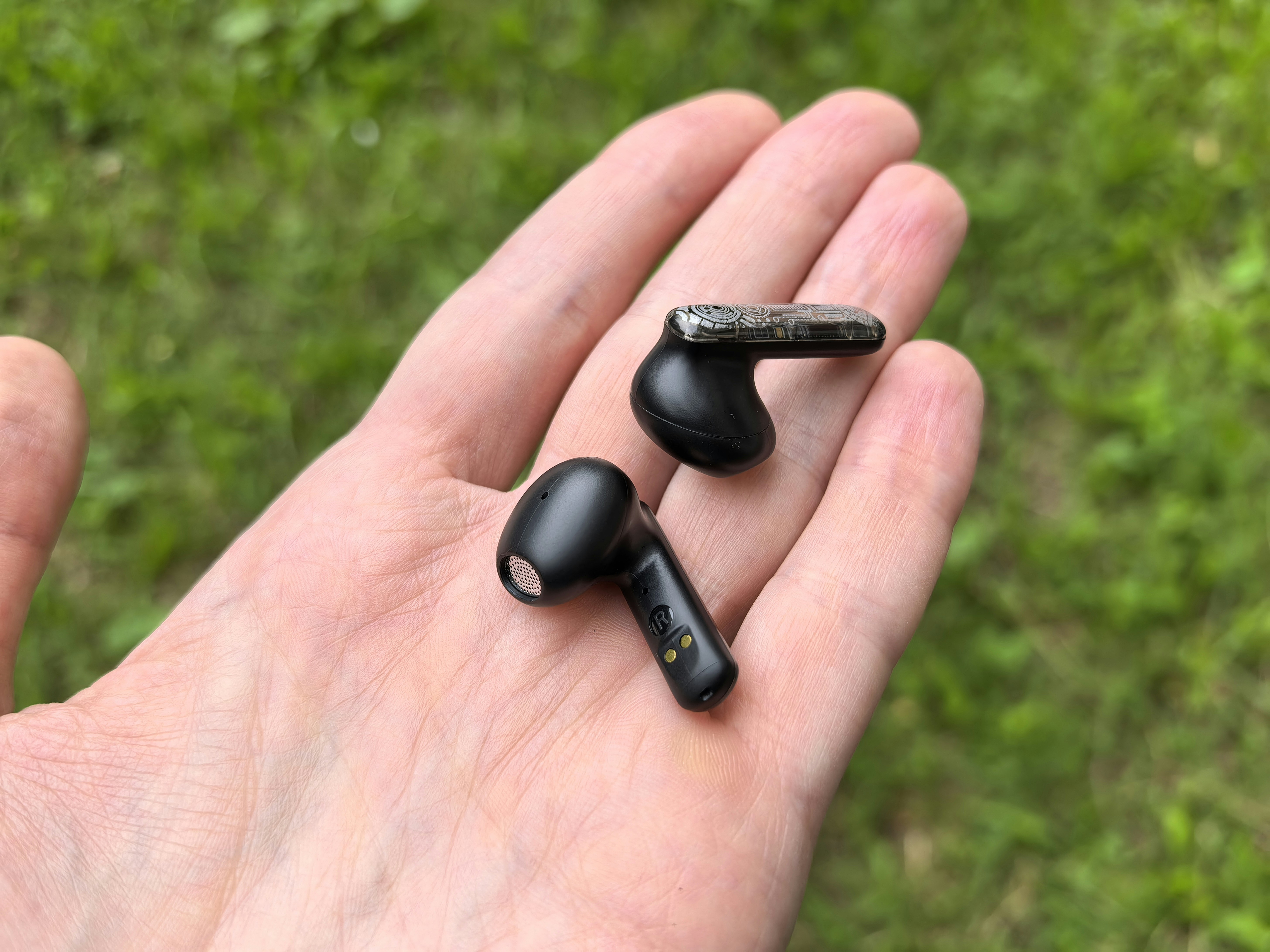Aman di Jalan! Rahasia TWS Semi In-Ear yang Bikin Musik Jalan Terus, Klakson Tetap Terdengar