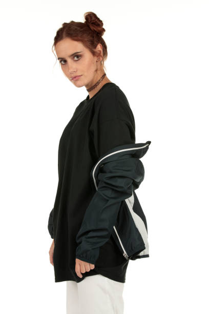 10 Trik Styling Oversize T-Shirt Buat Semua Bentuk Tubuh