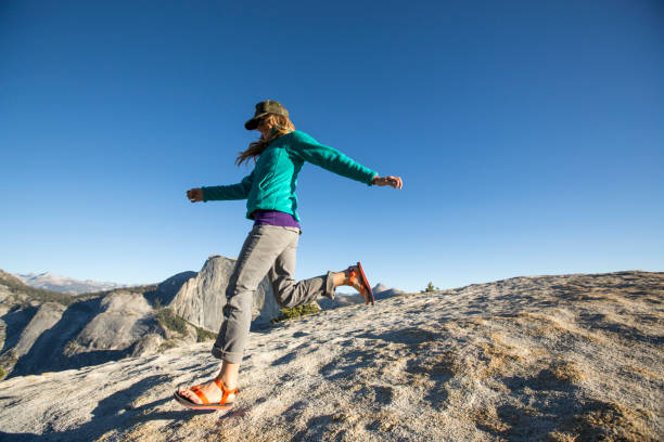 Mau Trekking Ringan? Kamu Wajib Pakai Sandal Gunung yang Nyaman!