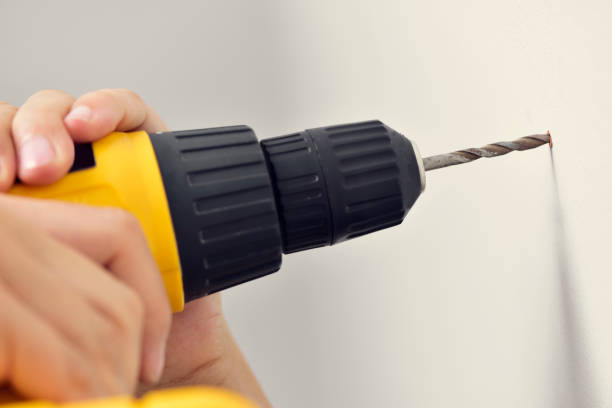Cara Bor Dinding yang Benar Agar Tidak Retak dan Berantakan