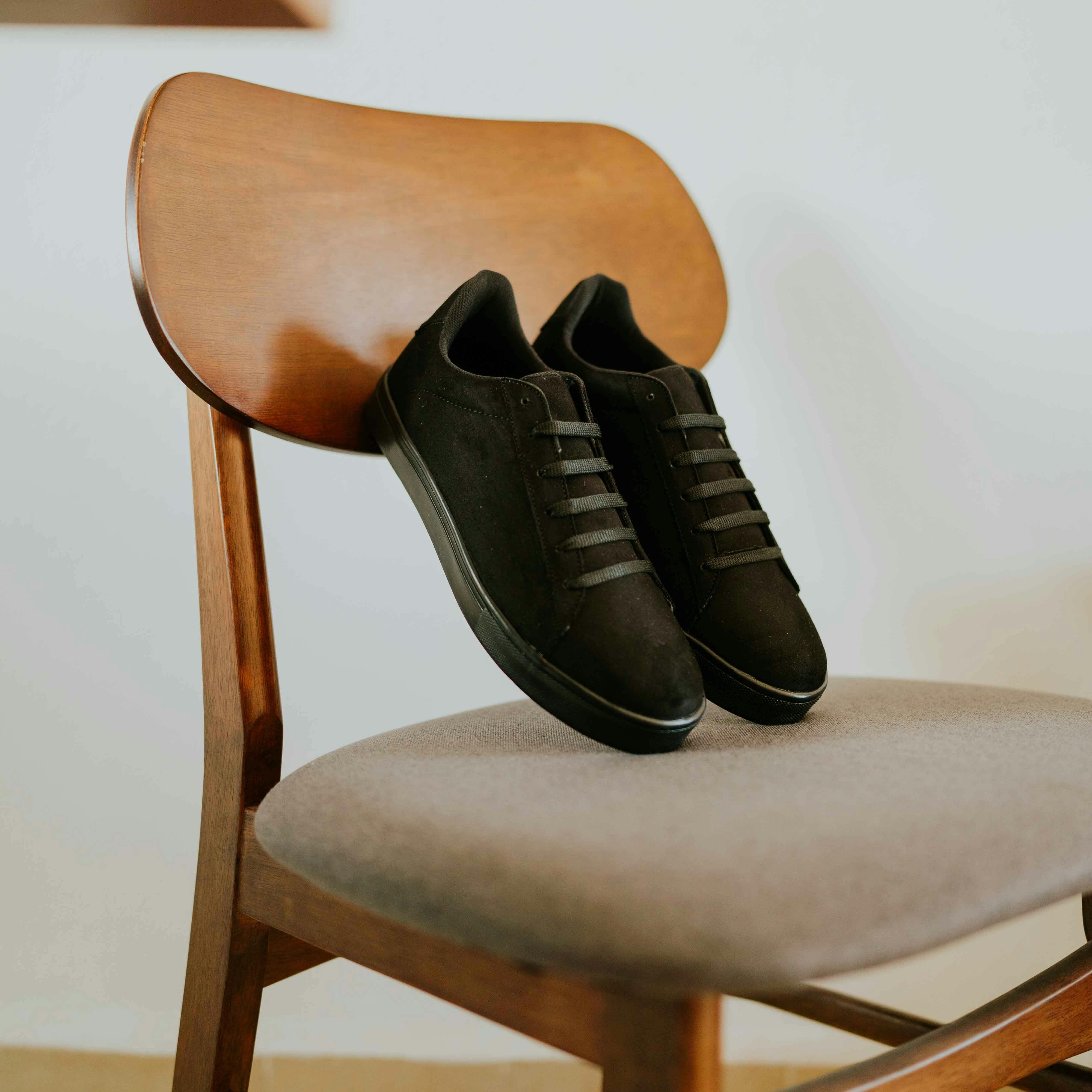 Sepatu Sneakers Lokal All Black Wajib Punya, Bikin Gaya Makin Keren!