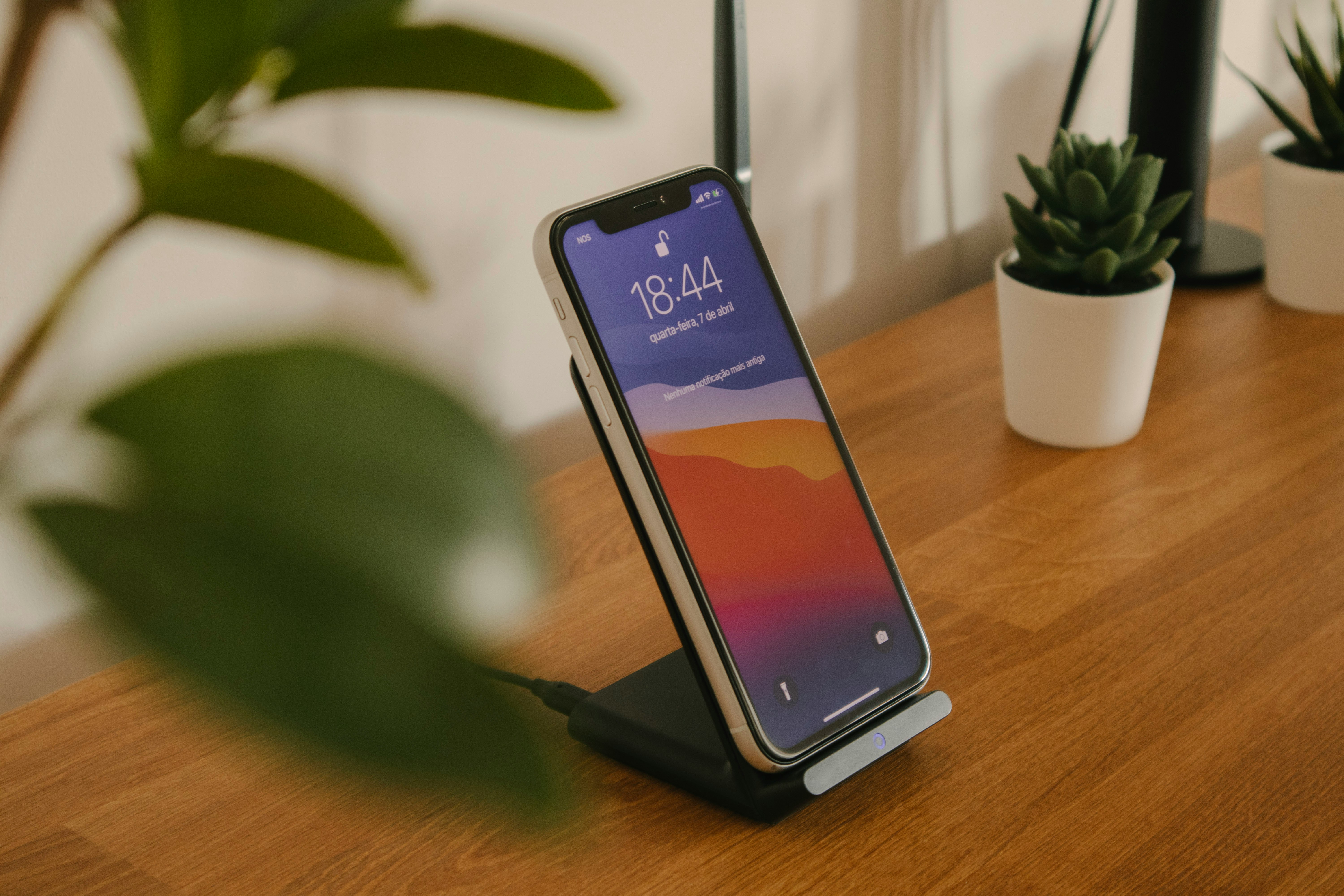 Wireless Charger Bikin Baterai Cepat Rusak? Fakta dan Mitos Overheating Saat Charge