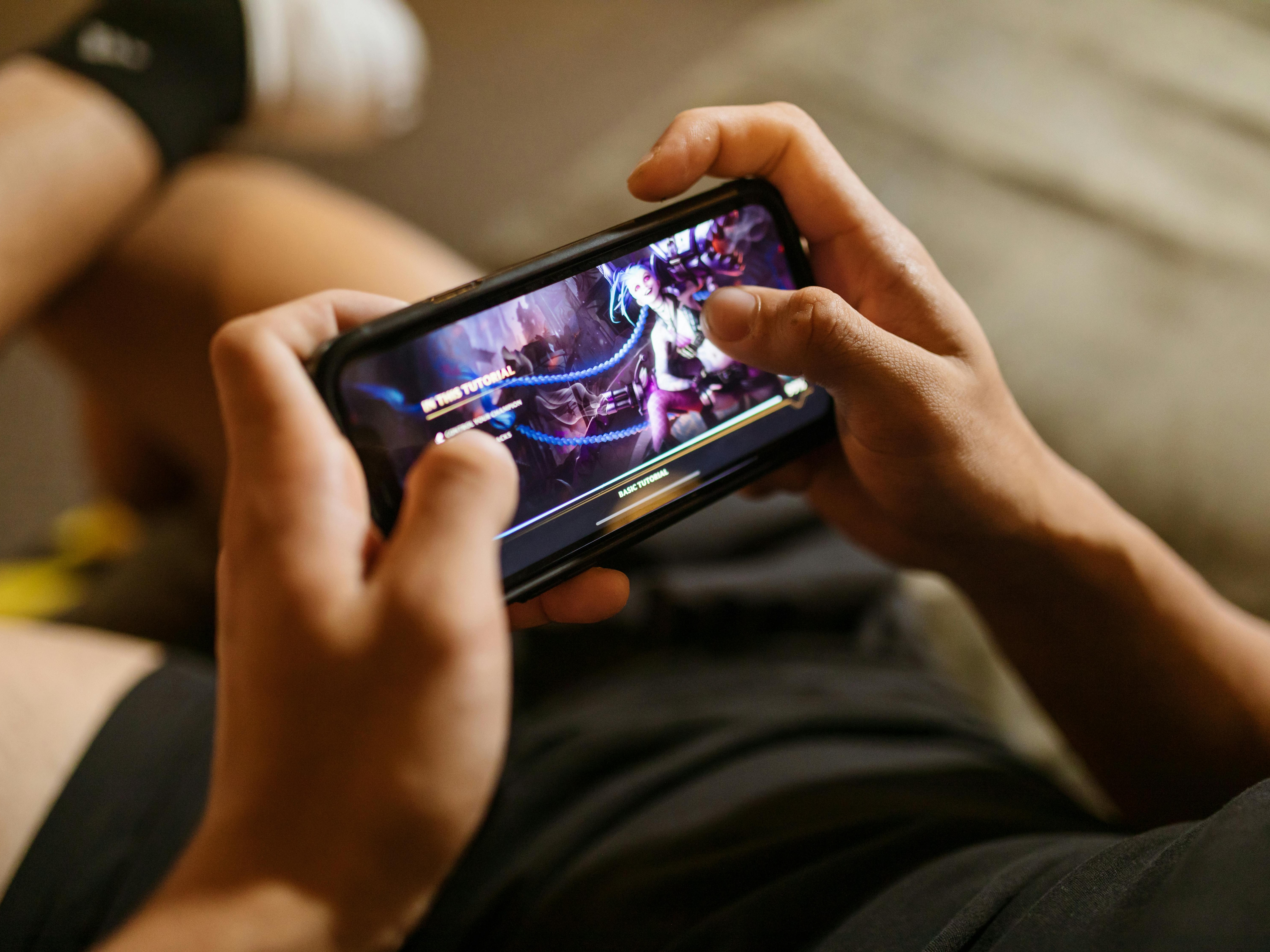 Rekomendasi Aksesoris Gaming HP Biar Main Game Lebih Seru
