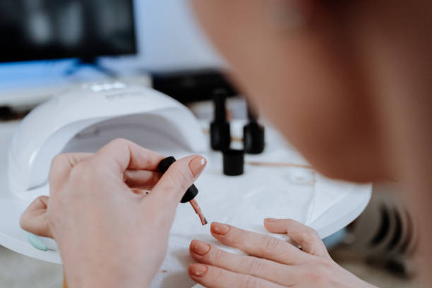 DIY Nail Art Gel di Rumah? Bakal Jadi Lebih Mudah dengan Pengering Kutek UV!