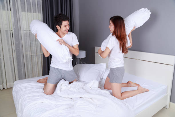 Bukan Sekadar Pelukan, Ini Manfaat Ilmiah dan Psikologis Wajib Punya Guling di Kamar