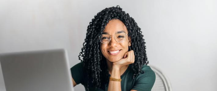 Jangan Sampai Salah Pilih Lensa! Ini Bedanya Kacamata Anti Radiasi & Photochromic