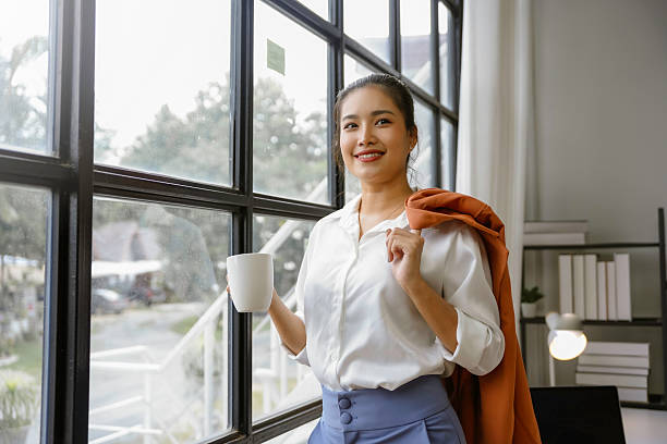 6 Ide Layering Kemeja Wanita untuk Tetap Stylish di Musim Hujan