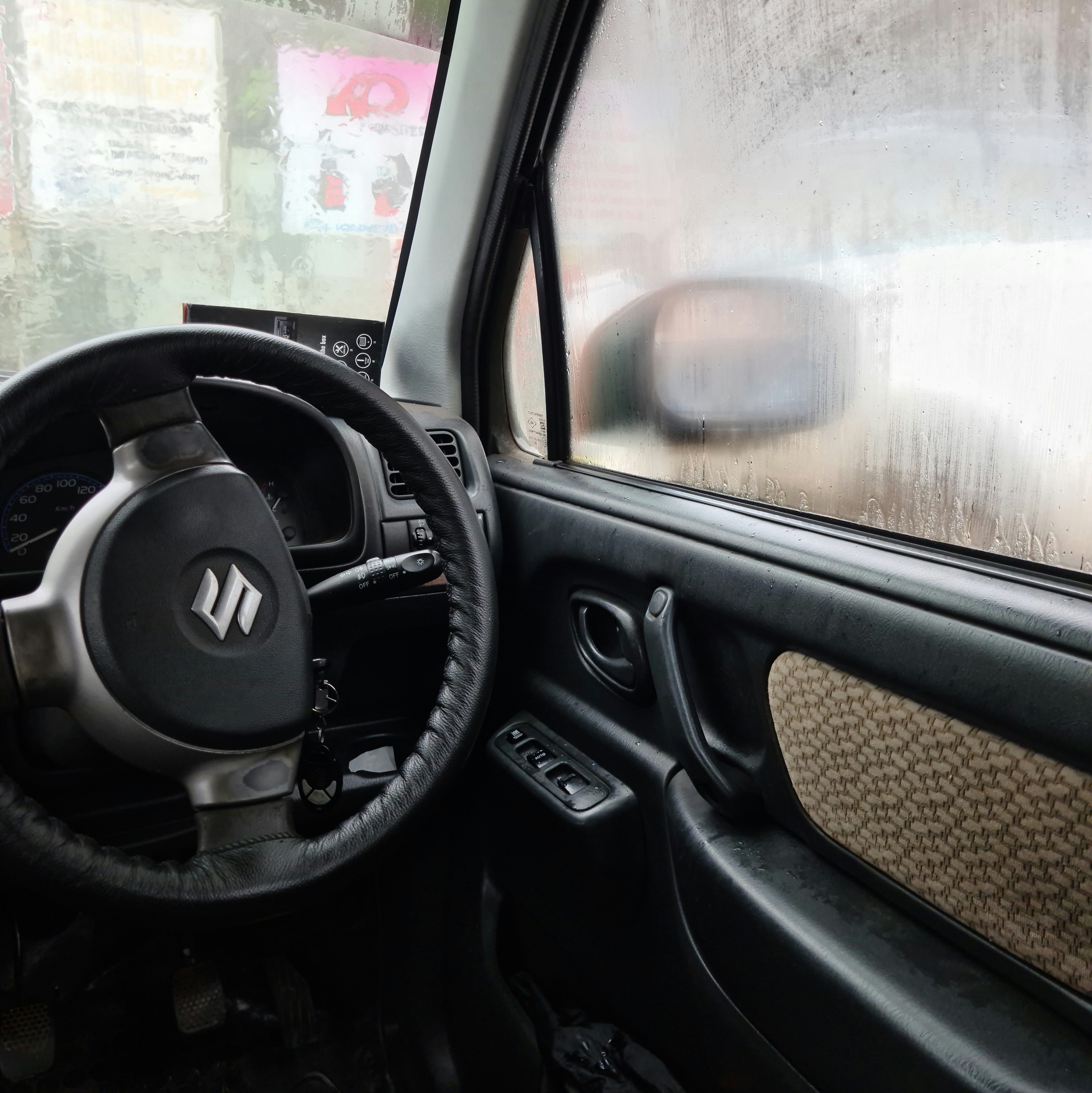 Ini Dia! 4 Langkah Mudah Agar Kaca Mobil Tetap Bersih dan Aman Saat Hujan