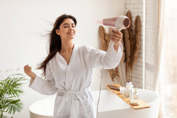 Pakai Hair Dryer di Kamar Mandi? Ini Cara Aman Menggunakannya Biar Nggak Kesetrum!