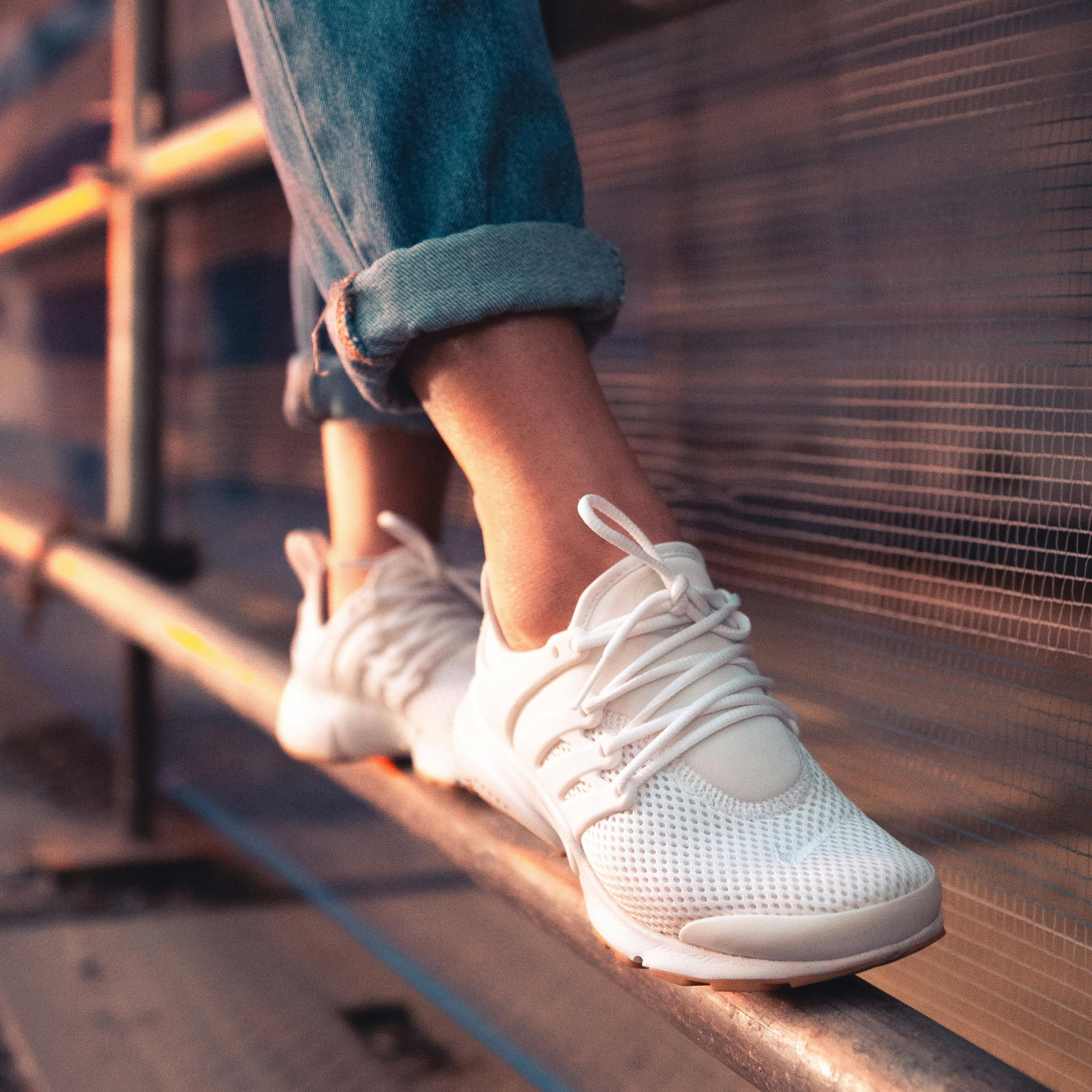 Sepatu Sneakers Kusam? Begini Cara Balikin Kinclongnya!