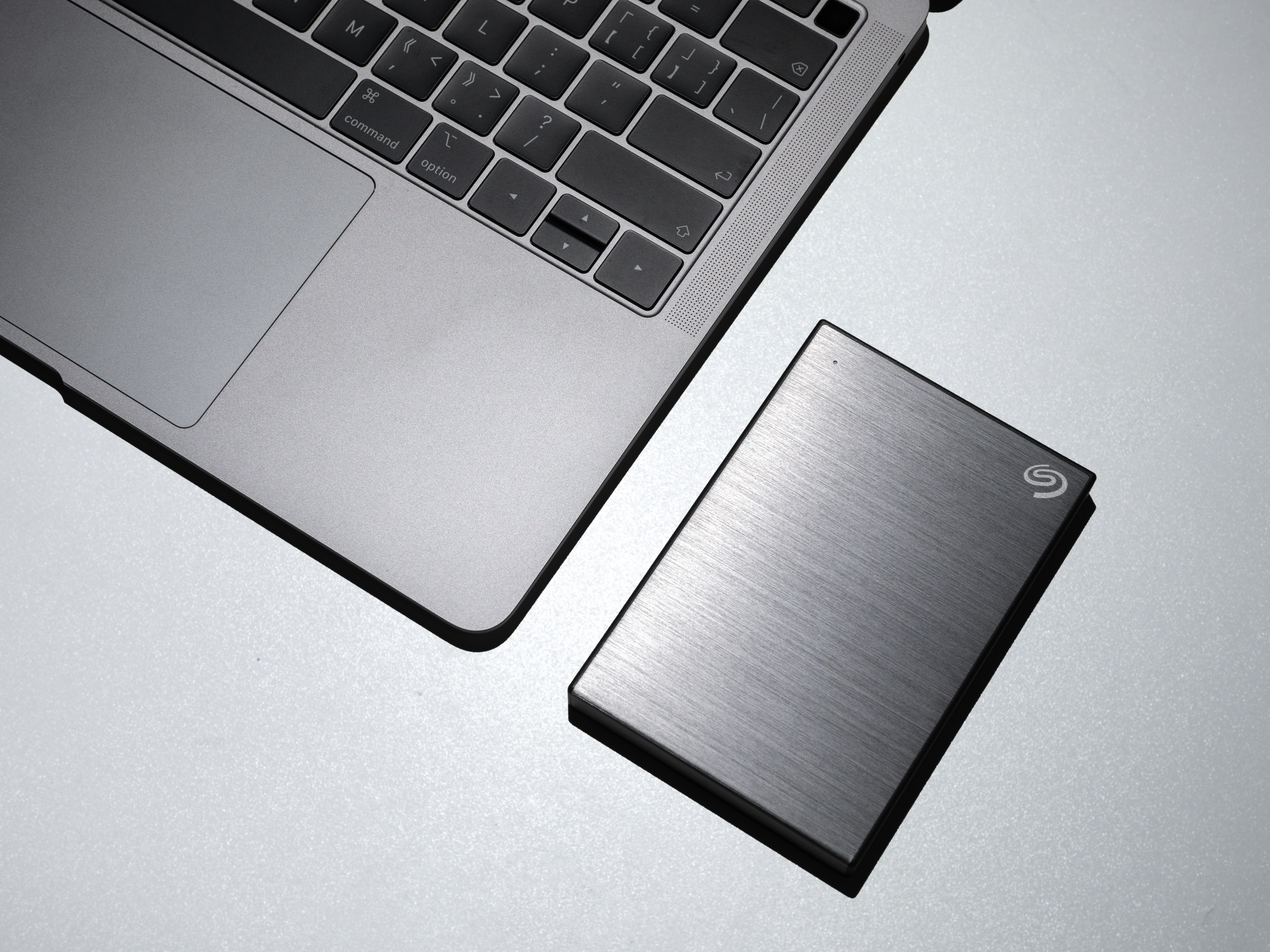Punya HDD Bekas? Jangan Buang Dulu, Bisa Jadi Hard Disk Eksternal Kekinian