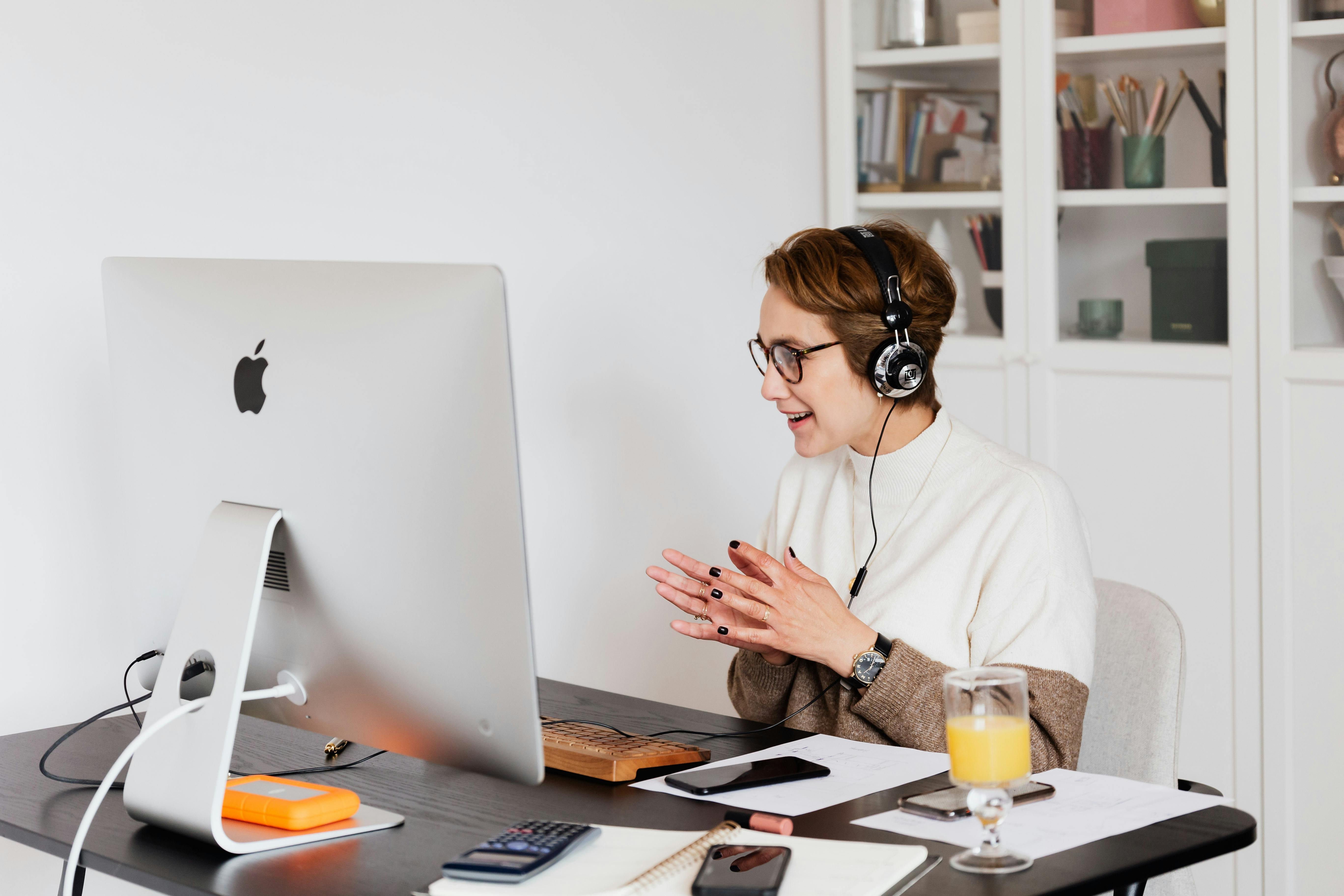 Berapa Lama Sih Aman Pakai Headphone Saat Kerja di Laptop? Ini Tips Biar Nggak Ganggu Telinga