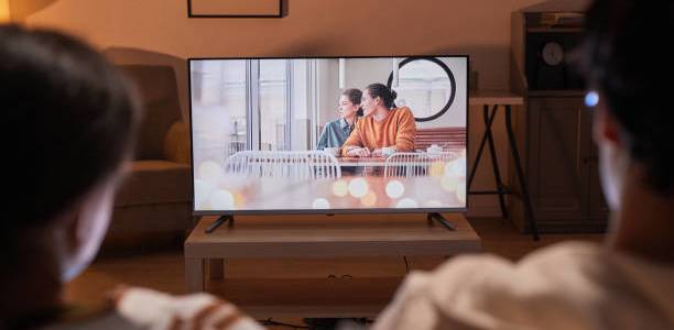 Habiskan Liburan Dengan Menonton TV? Pahami Resiko Paparan Blue Light Dari TV