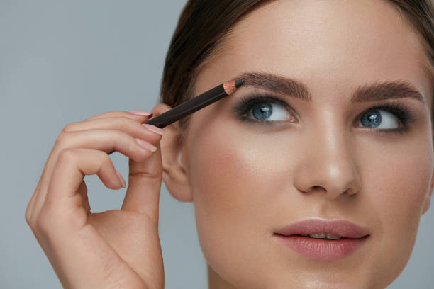 Brow Mascara vs Pensil Alis, Mana yang Lebih Pas Buat Kamu?
