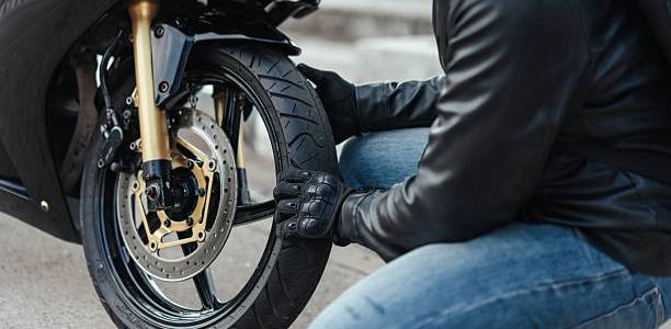 Kapan Sebenarnya Waktu yang Tepat Buat Ganti Ban Motor?