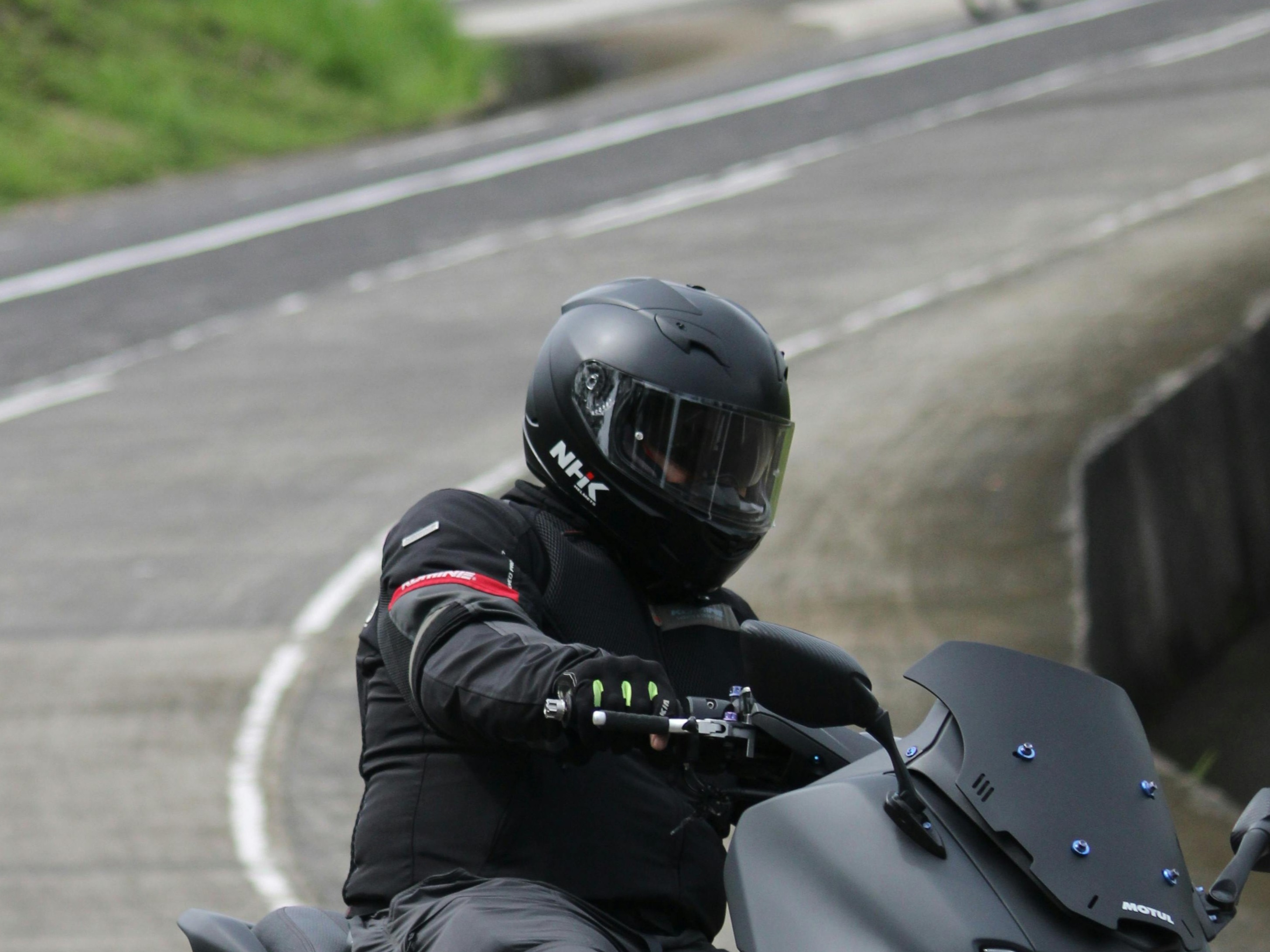 Bukan Buat Gaya, Ini Fungsi Penting Headset Helm untuk Pengendara Motor