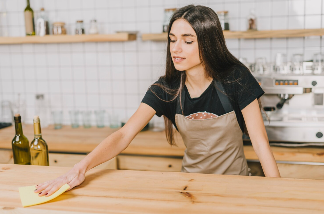 5 Alasan Mengapa Kamu Harus Pakai Apron Saat Berkegiatan di Dapur
