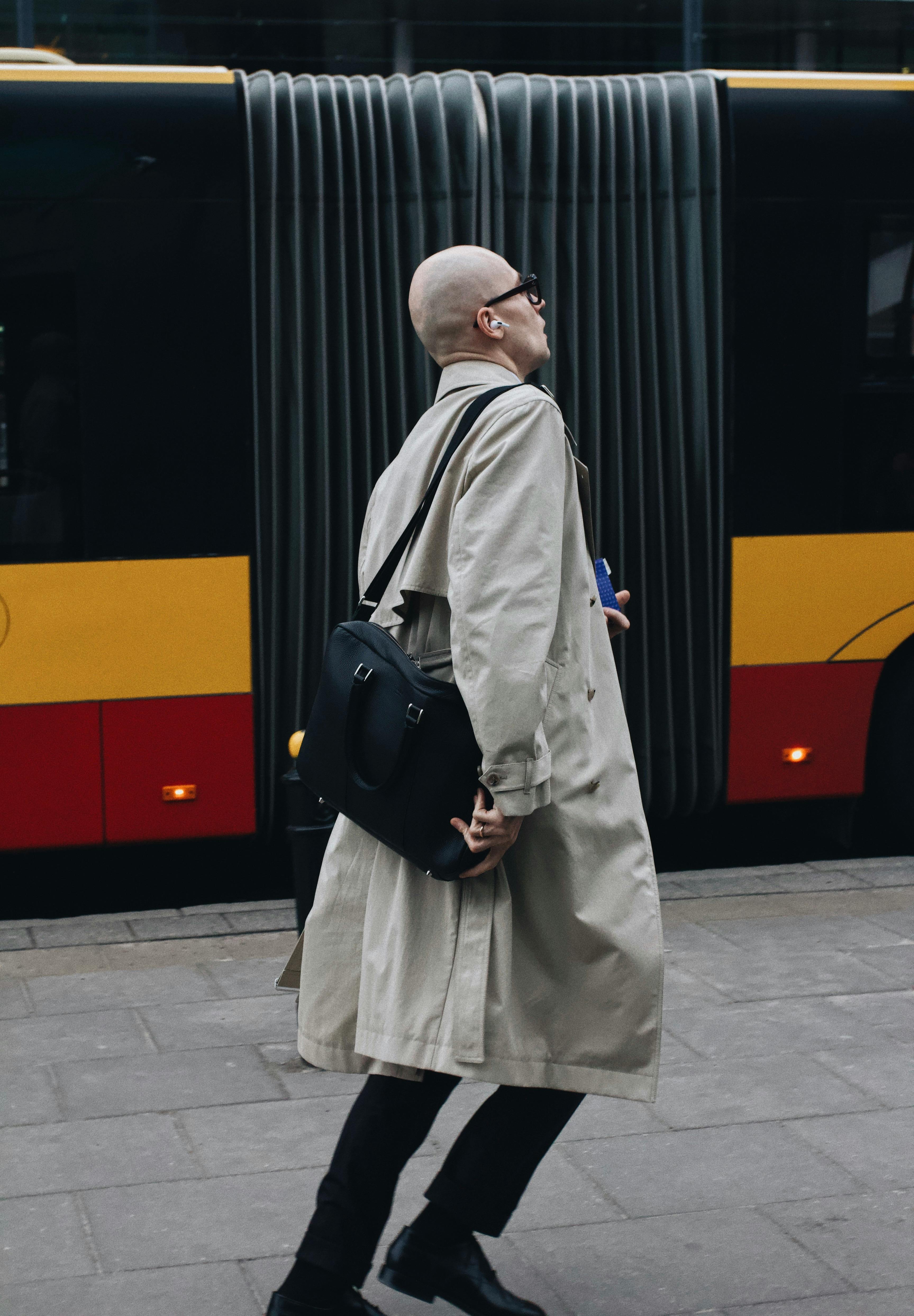 Gaya Makin Kece Tanpa Ransel, Ini Tren Messenger Bag yang Lagi Naik Daun di 2025