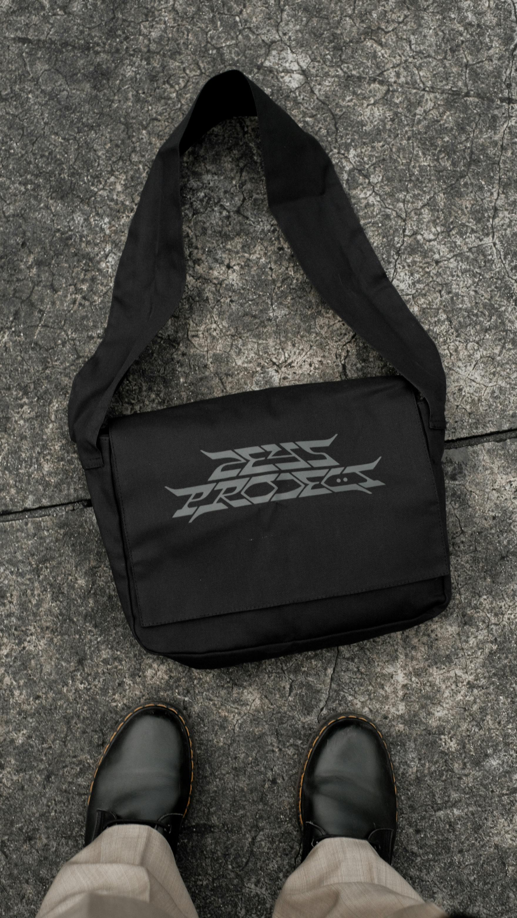 Gaya Makin Kece Tanpa Ransel, Ini Tren Messenger Bag yang Lagi Naik Daun di 2025