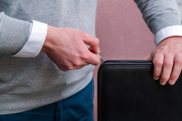 Biar Matching! Ini Tips Membawa Pouch bagi Pria di Momen Khusus