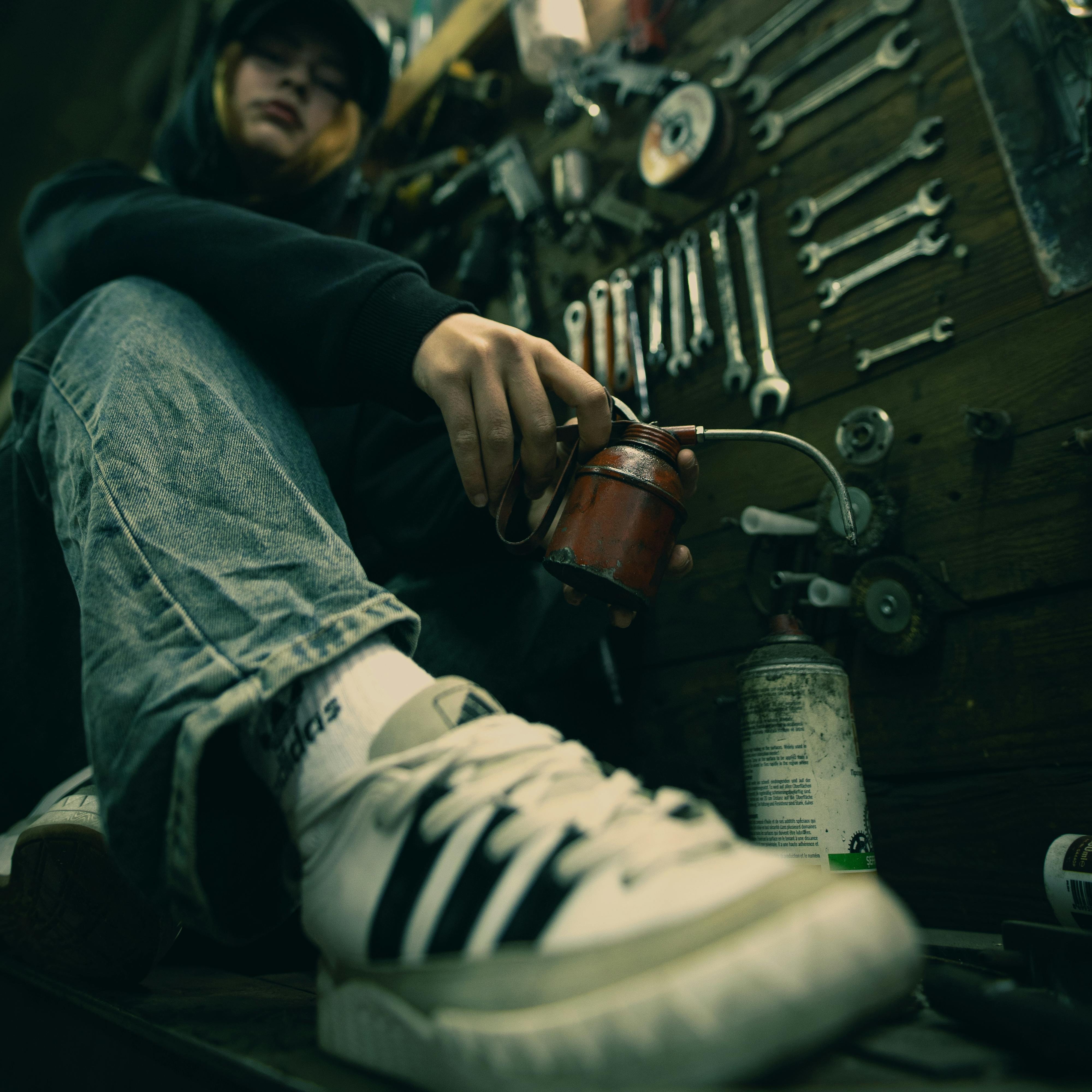 Sepatu Rusak? Begini Cara Menambalnya Sendiri dengan Lem Sepatu