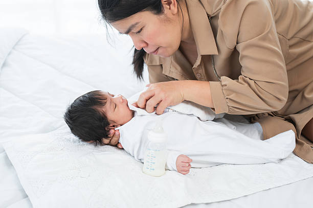 Nggak Perlu Panik Bun, Ini 5 Rutinitas Perawatan Bayi yang Bisa Dilakukan Saat Cuaca Tidak Menentu