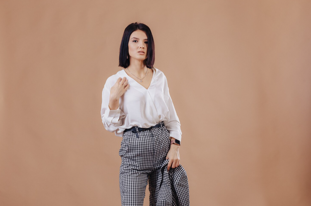 Tren Outfit Monokrom: Simpel Tapi Selalu Terlihat Elegan