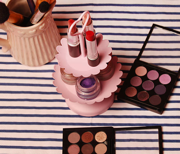 Makeup Sering Hilang di Antara Barang Lain? Pakai Rak Kosmetik Putar untuk Solusi Praktis!