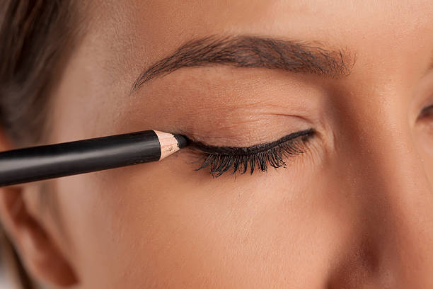 Eyeliner Liquid vs Eyeliner Pensil, Mana yang Lebih Cocok Buat Pemula?