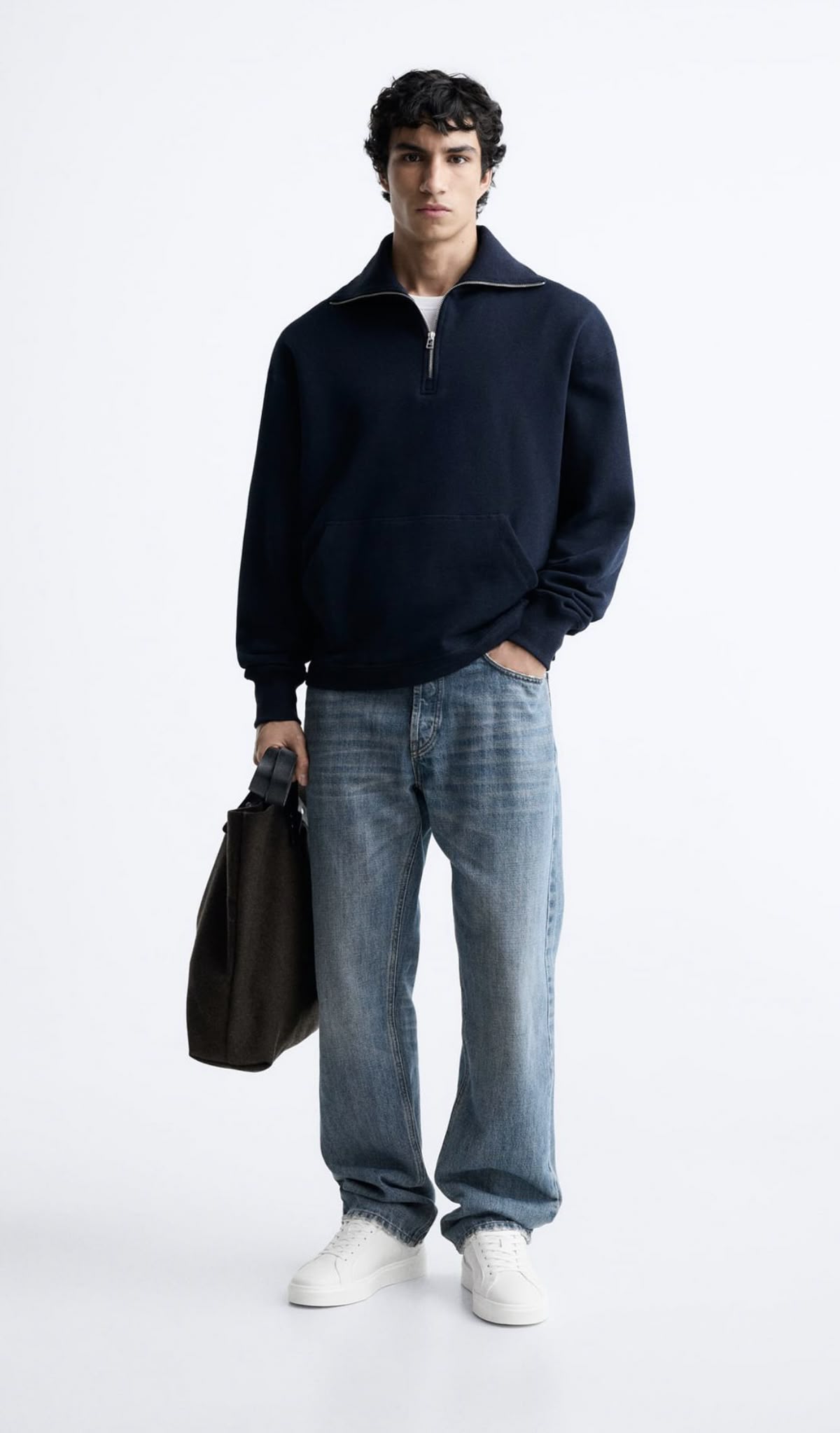 Kenapa Quarter-Zip Sweater Nggak Pernah Mati? Dari Lapangan Rugby Hingga Film Ikonik
