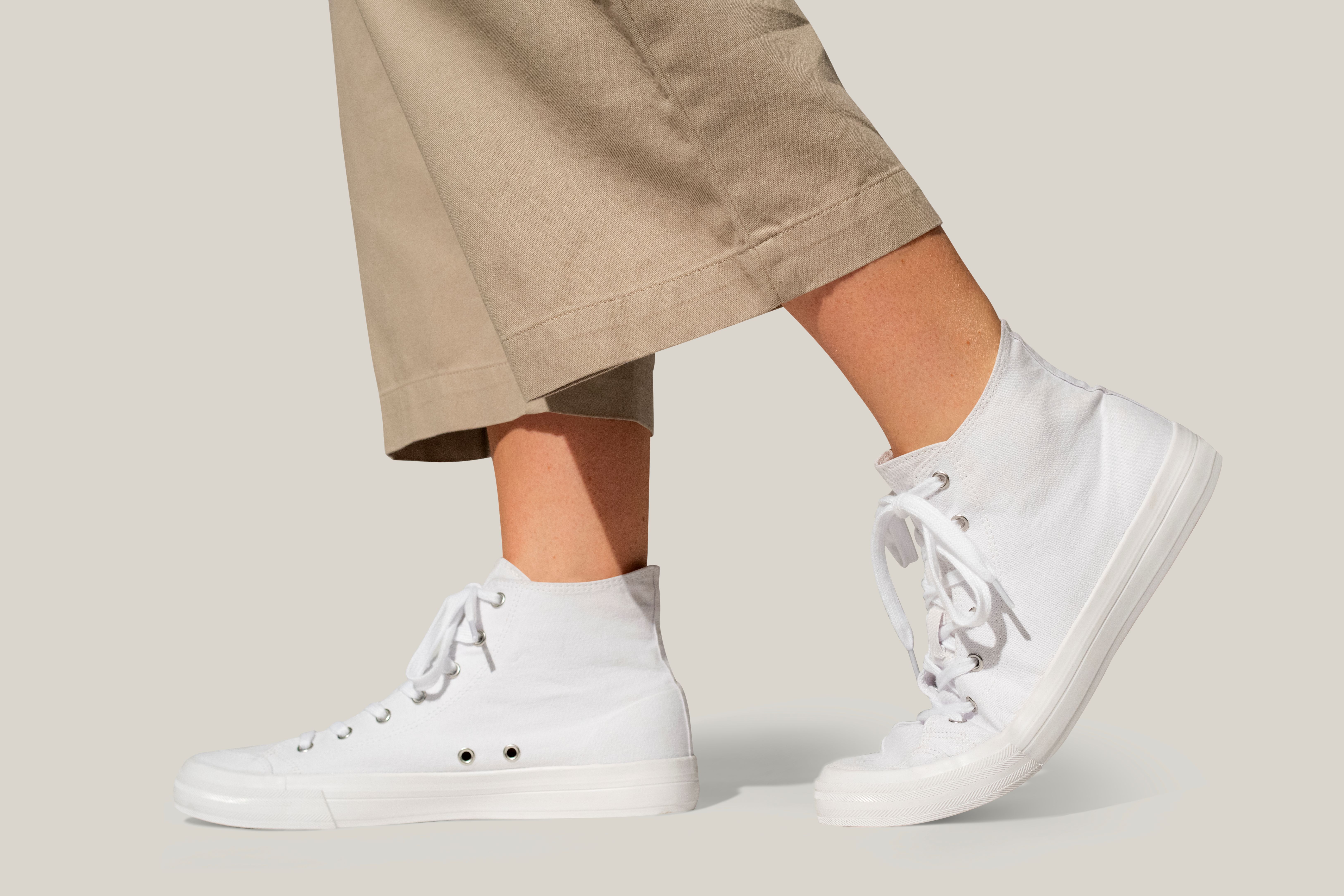 7 Cara Membersihkan Sepatu Putih yang Efektif, Dijamin Bersih!