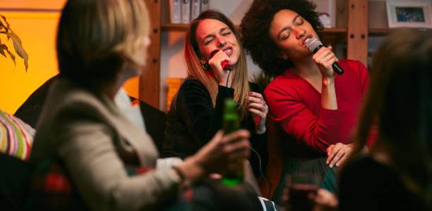 Kelebihan dan Kekurangan Speaker Karaoke Dibanding Karaoke Umum