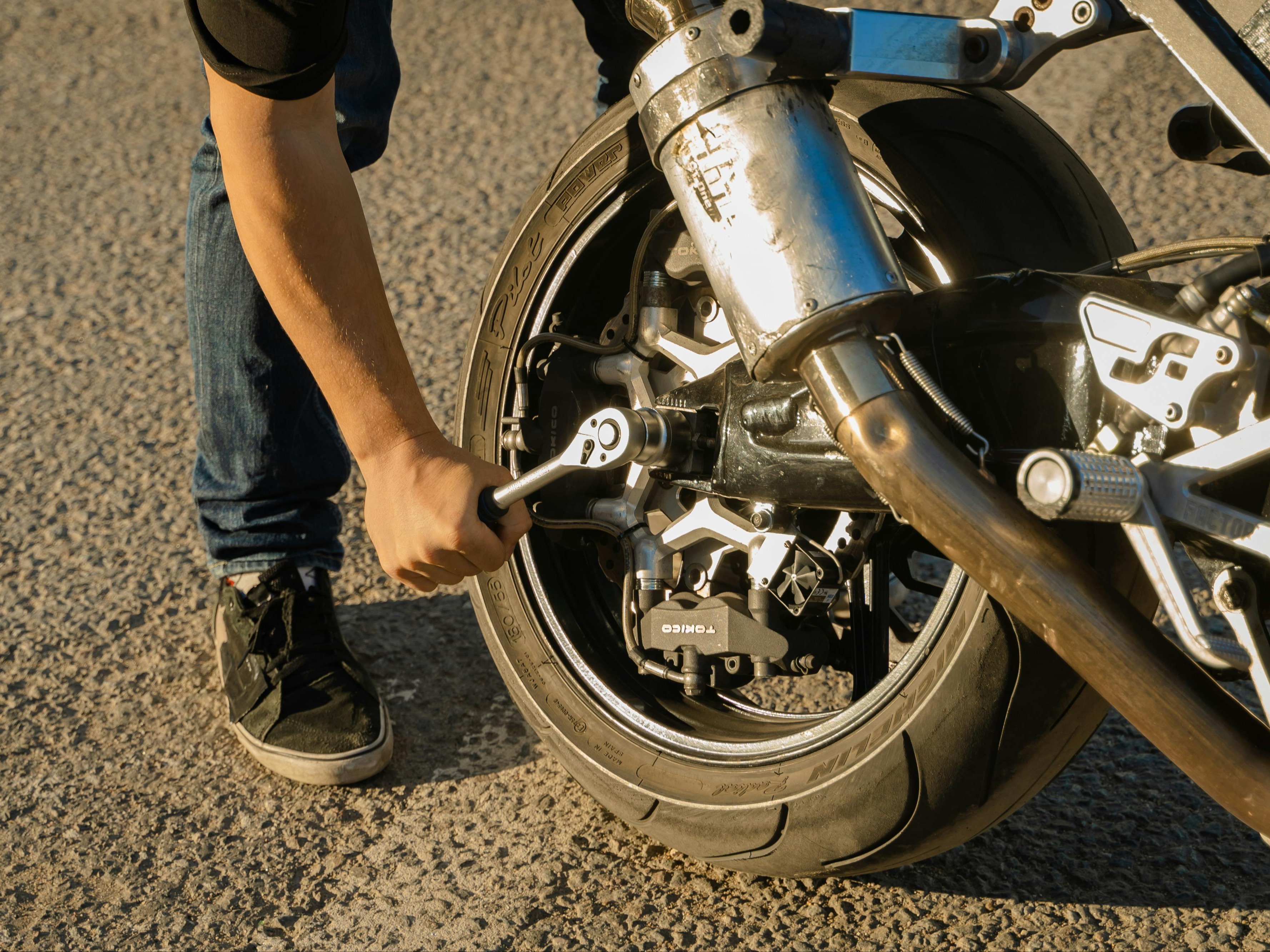 Jangan Panik! Solusi Darurat Saat Ban Tubeless Bocor di Jalan