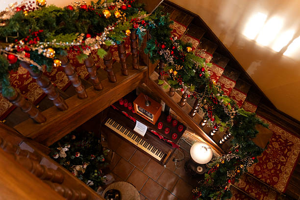 5 Ide Dekorasi Tangga dengan Garland Natal, Cantik dan Instagramable!