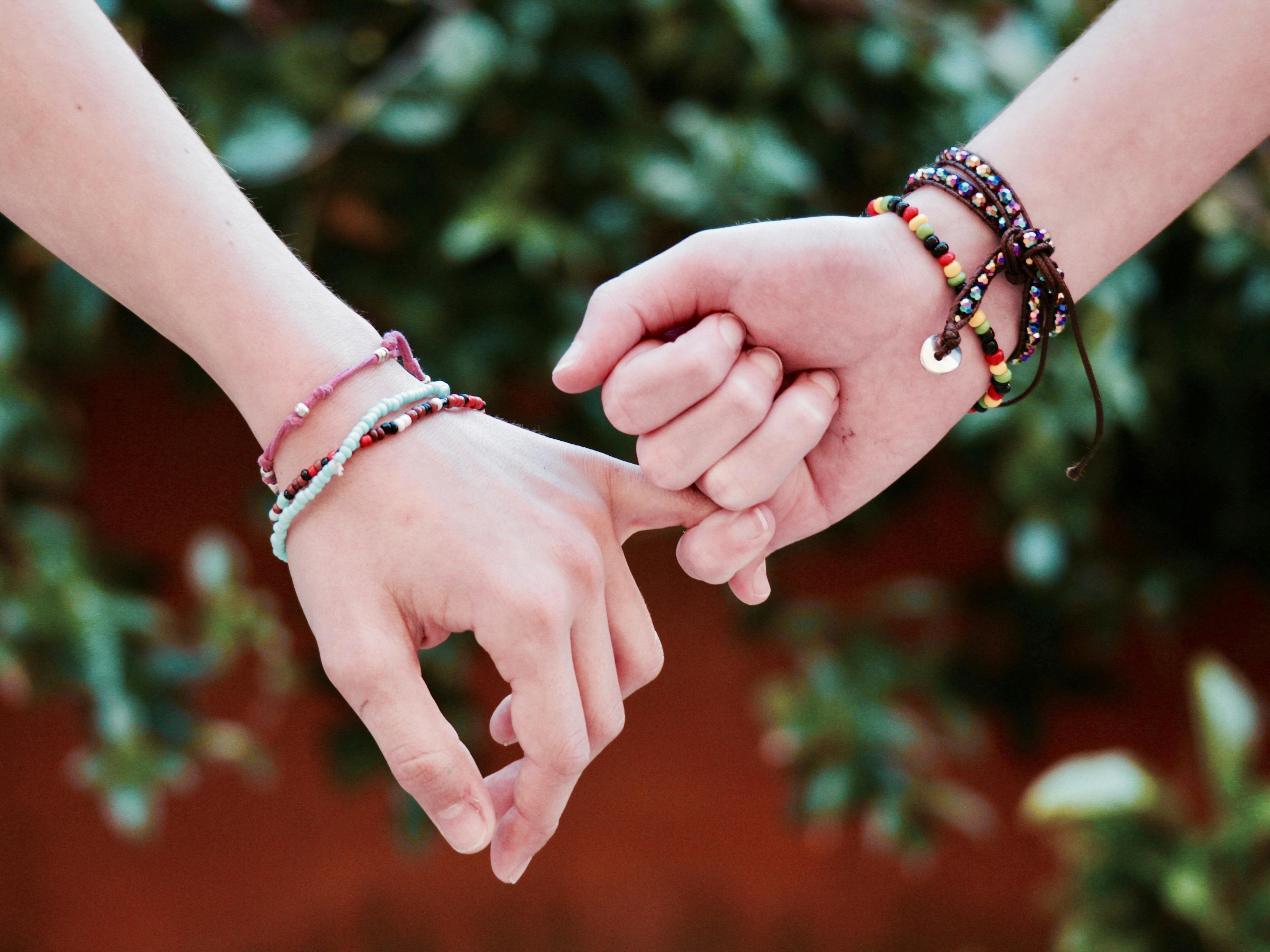 Gelang Mana yang Cocok Buat Kamu? Temukan Gaya Sesuai Kepribadianmu!