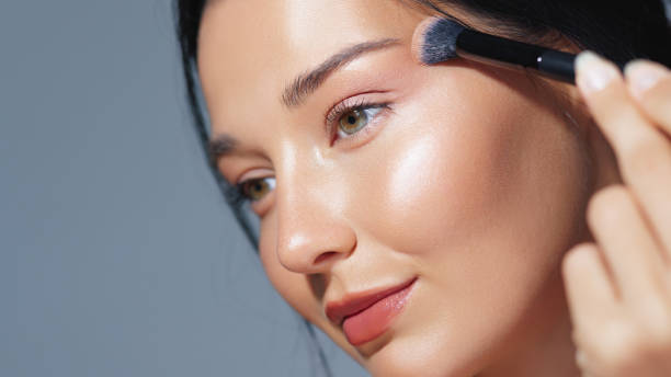 Cara Pakai Highlighter untuk Sesuai Bentuk Wajah, Mudah Kok!